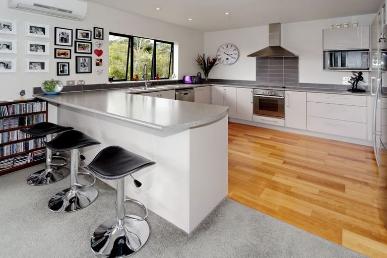 Photo of property in 30a Derwent Crescent, Titirangi, Auckland, 0604