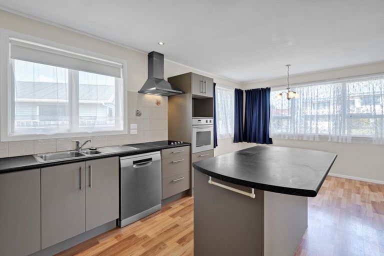 Photo of property in 14 Kauri Street, Merrilands, New Plymouth, 4312