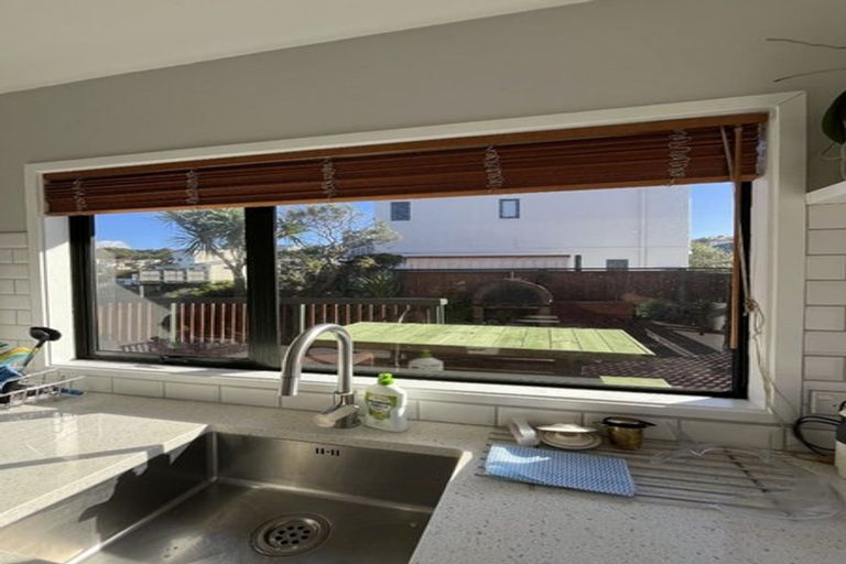 Photo of property in 6 Bennett Grove, Newlands, Wellington, 6037