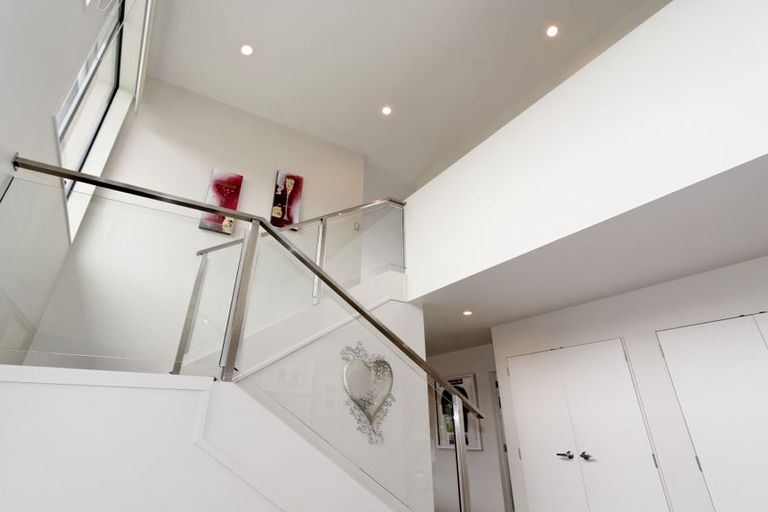 Photo of property in 30a Derwent Crescent, Titirangi, Auckland, 0604