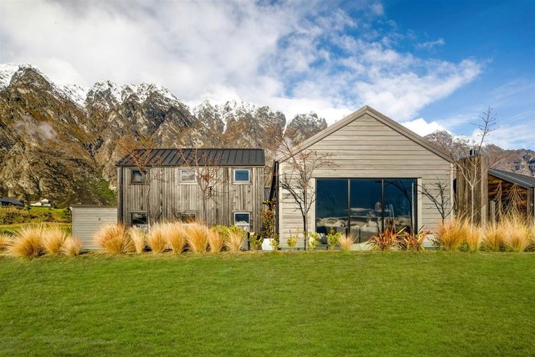 Photo of property in 7 Kinross Lane, Jacks Point, Queenstown, 9371
