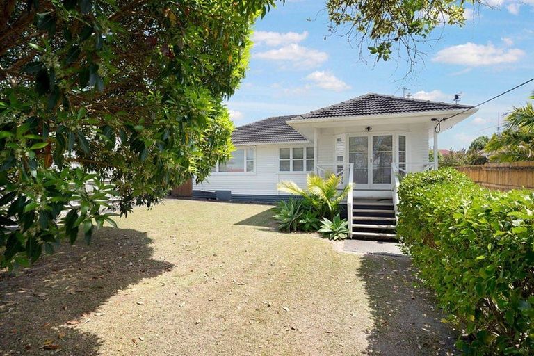 Photo of property in 16 Coniston Avenue, Te Atatu South, Auckland, 0610