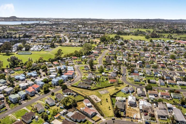 Photo of property in 48 Convair Crescent, Mangere, Auckland, 2022