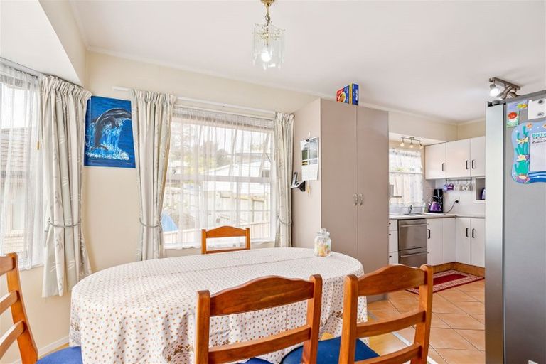 Photo of property in 1 Edgewood Way, Henderson, Auckland, 0612