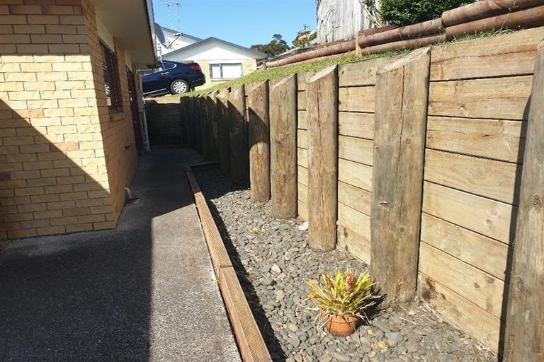 Photo of property in 8 Shah Place, Glen Eden, Auckland, 0602
