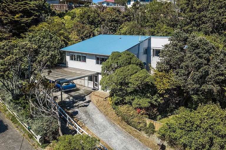 Photo of property in 33 Omega Street, Newlands, Wellington, 6037