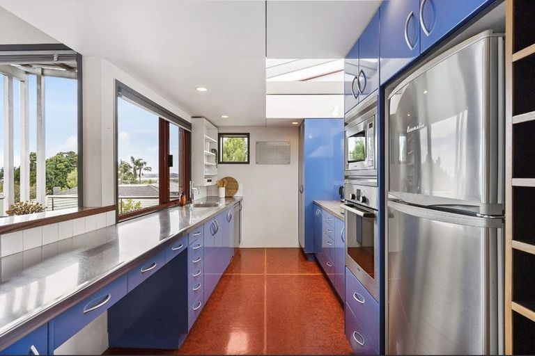 Photo of property in 2/2a Covil Avenue, Te Atatu South, Auckland, 0610