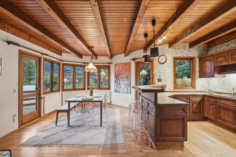 Photo of property in 9 Cypress Court, Kelvin Heights, Queenstown, 9300