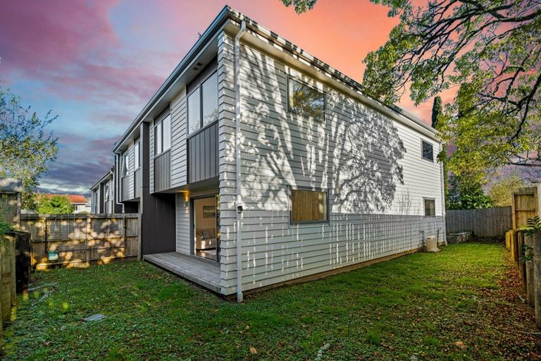 Photo of property in 6d Buisson Glade, West Harbour, Auckland, 0618