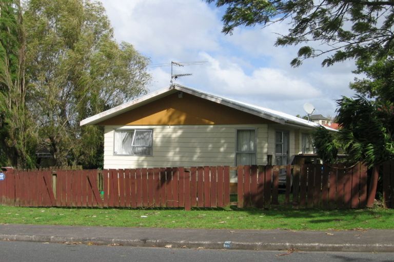 Photo of property in 87 Kemp Road, Massey, Auckland, 0614