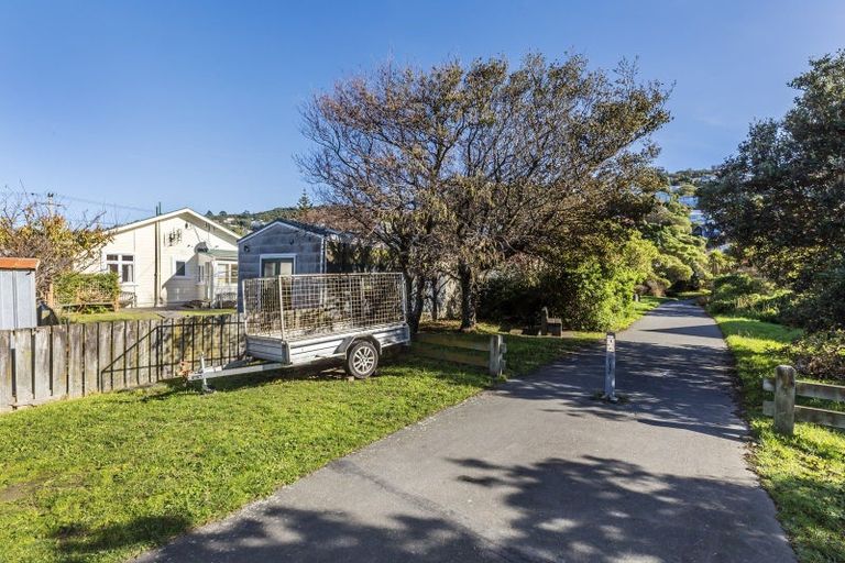Photo of property in 23 Endeavour Street, Lyall Bay, Wellington, 6022
