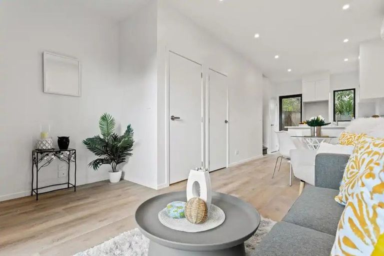 Photo of property in 27 Meg Lane, Glen Eden, Auckland, 0602