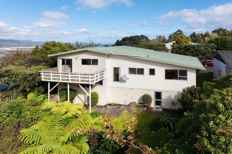 Photo of property in 5 Ardal Grove, Tirohanga, Lower Hutt, 5010