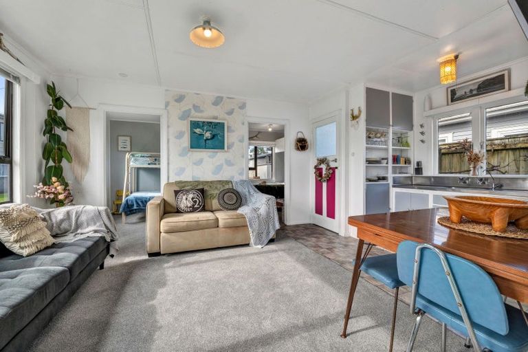 Photo of property in 52 Fifth Avenue, Urenui, 4377