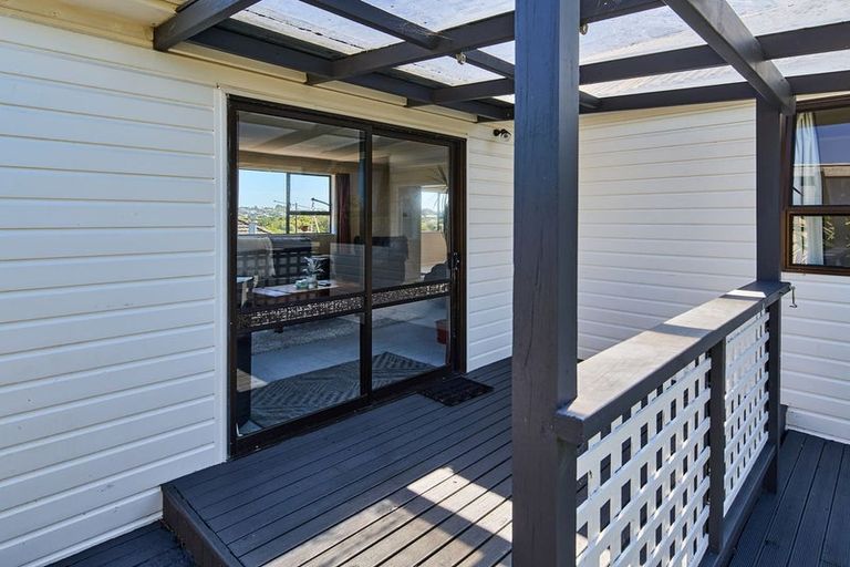 Photo of property in 20 Lyndfield Lane, Newlands, Wellington, 6037