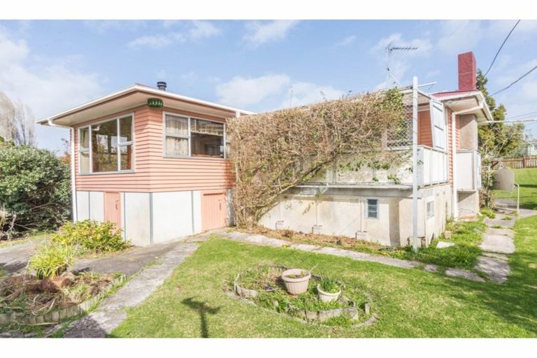 Photo of property in 8 Sarona Avenue, Glen Eden, Auckland, 0602