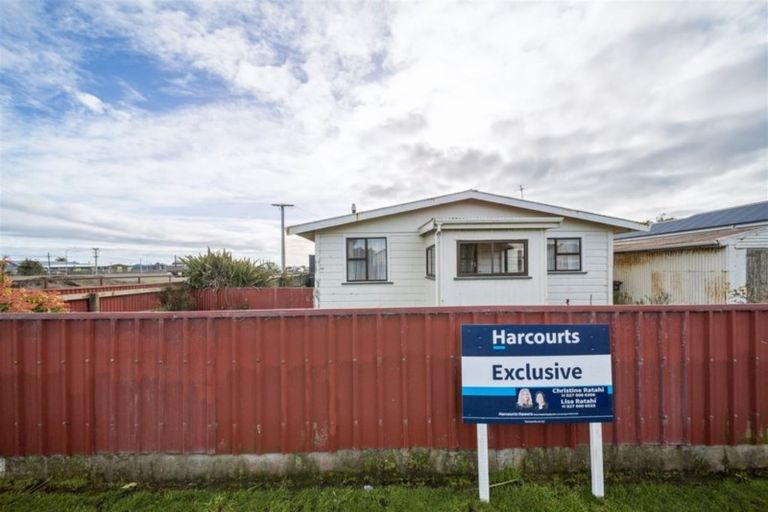 Photo of property in 1 Tawhiti Road, Hawera, 4610
