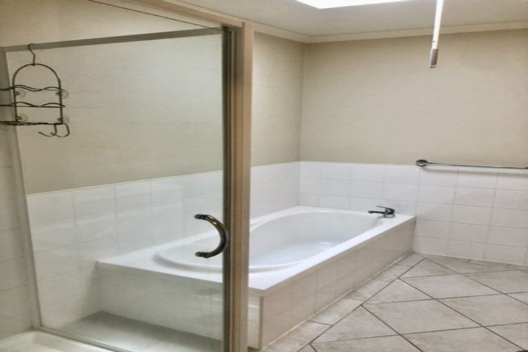 Photo of property in 36 Verdale Circle, Glen Eden, Auckland, 0602