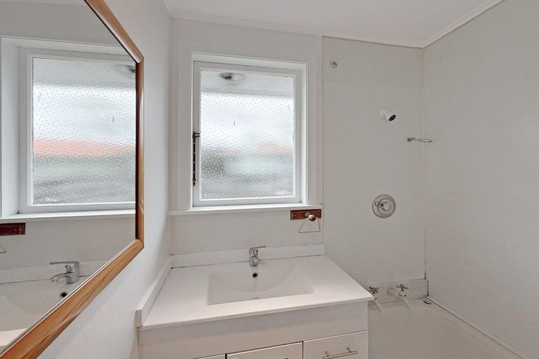 Photo of property in 1 Gribble Grove, Stokes Valley, Lower Hutt, 5019