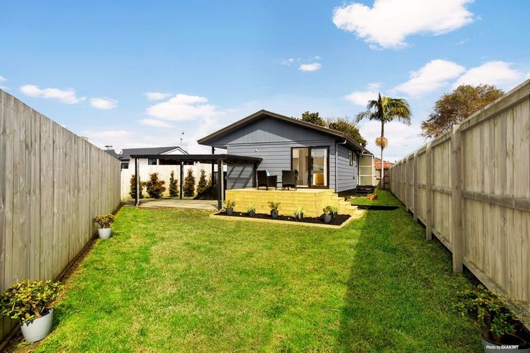 Photo of property in 3/27 Karepo Crescent, Ranui, Auckland, 0612