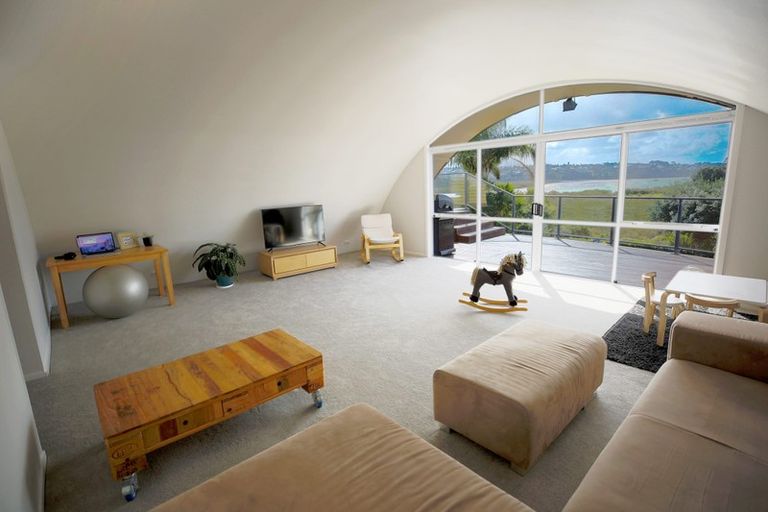 Photo of property in 48 Renata Crescent, Te Atatu Peninsula, Auckland, 0610