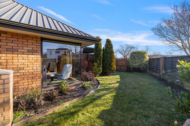 Photo of property in 8 Brockhall Lane, Avonhead, Christchurch, 8042