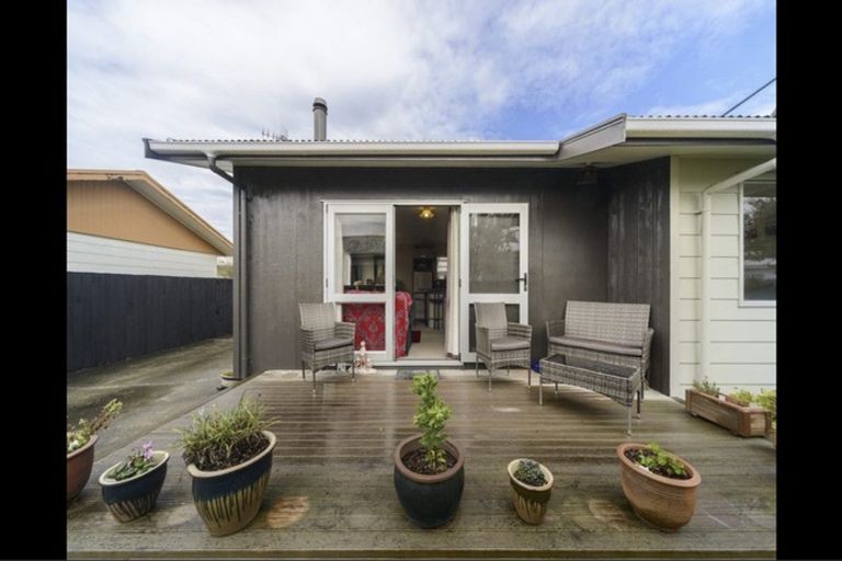 Photo of property in 35 Peter Hall Drive, Kelvin Grove, Palmerston North, 4414