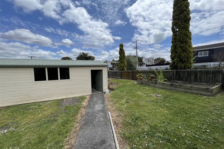 Photo of property in 2a/2 Matipo Road, Te Atatu Peninsula, Auckland, 0610