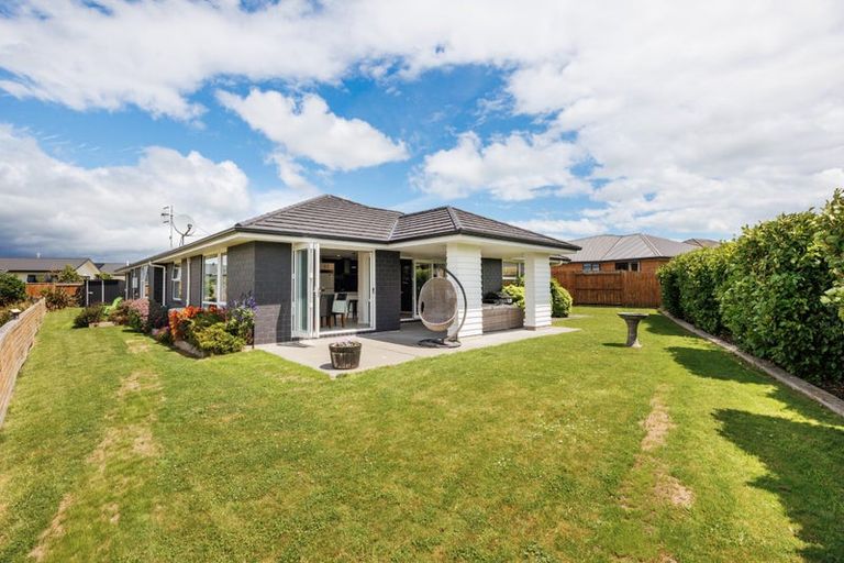 Photo of property in 132 Johnstone Drive, Fitzherbert, Palmerston North, 4410