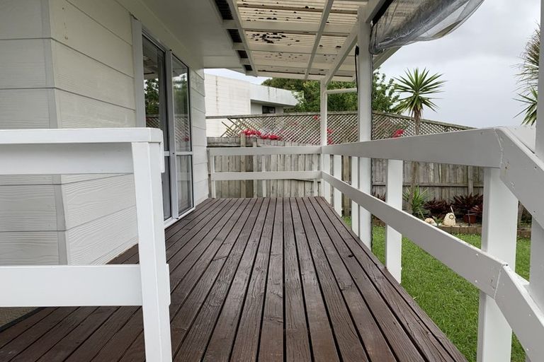 Photo of property in 2/82 Roberts Road, Te Atatu South, Auckland, 0610