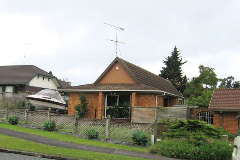 Photo of property in 25 Voltaire Court, Botany Downs, Auckland, 2010