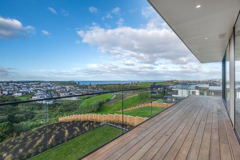 Photo of property in 15 Ridgelea Road, Long Bay, 0792