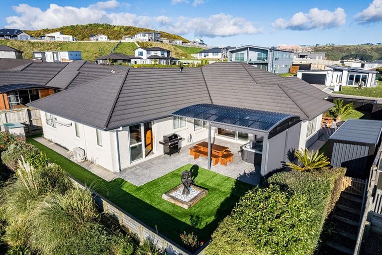 Photo of property in 86 Queen Charlotte Drive, Aotea, Porirua, 5024