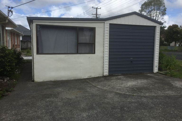 Photo of property in 28 Edwards Avenue, Henderson, Auckland, 0610