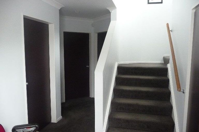 Photo of property in 4 Stella Grove, Newlands, Wellington, 6037