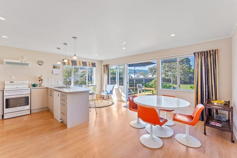 Photo of property in 114 Field Way, Waikanae Beach, Waikanae, 5036