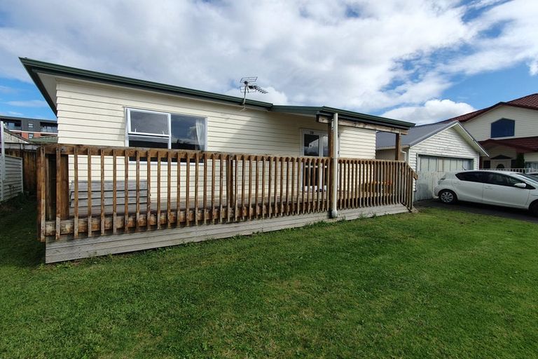 Photo of property in 2 Wattle Street, New Lynn, Auckland, 0600