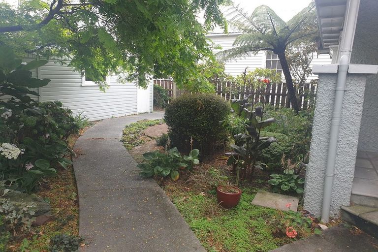 Photo of property in 122 The Parade, Island Bay, Wellington, 6023