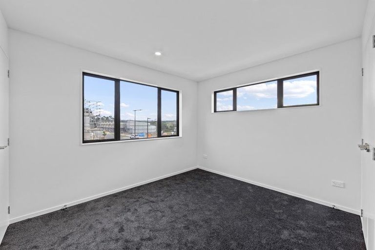Photo of property in 27 Whiteywood Street, Westgate, Auckland, 0814