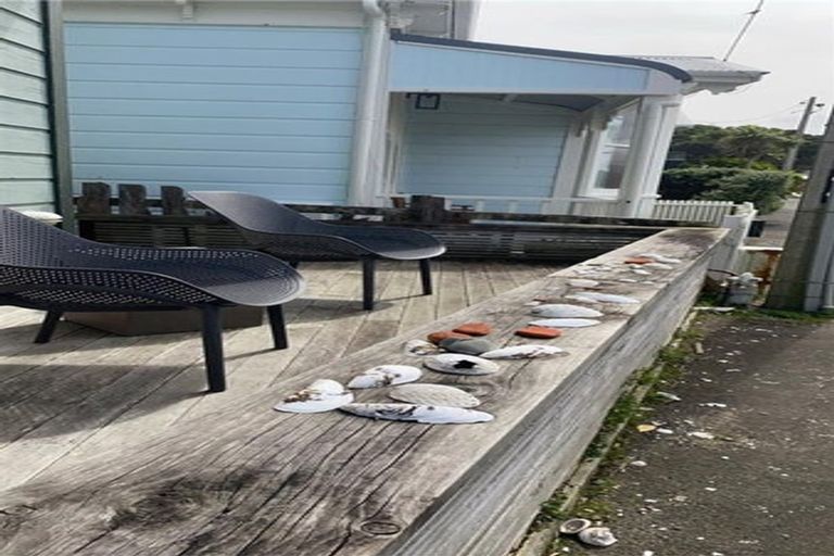 Photo of property in 301 Karaka Bay Road, Karaka Bays, Wellington, 6022
