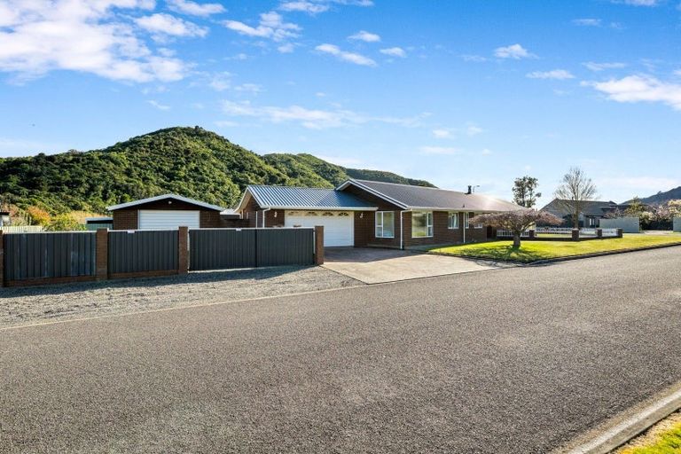 Photo of property in 28 Ranui Street, Waikawa, Picton, 7220