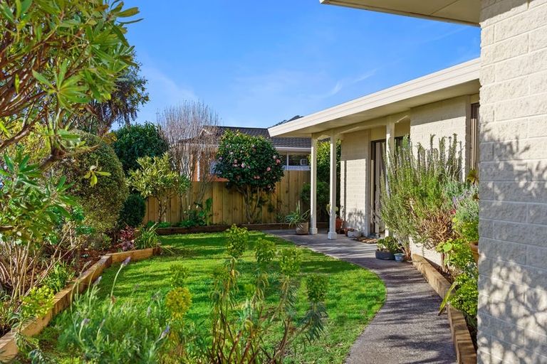 Photo of property in 28 Rewarewa Crescent, Waikanae, 5036