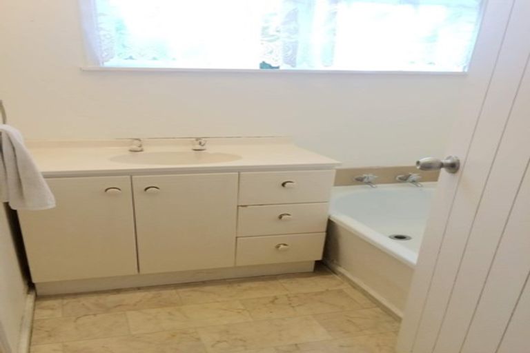 Photo of property in 23 Hill Crescent, New Lynn, Auckland, 0600