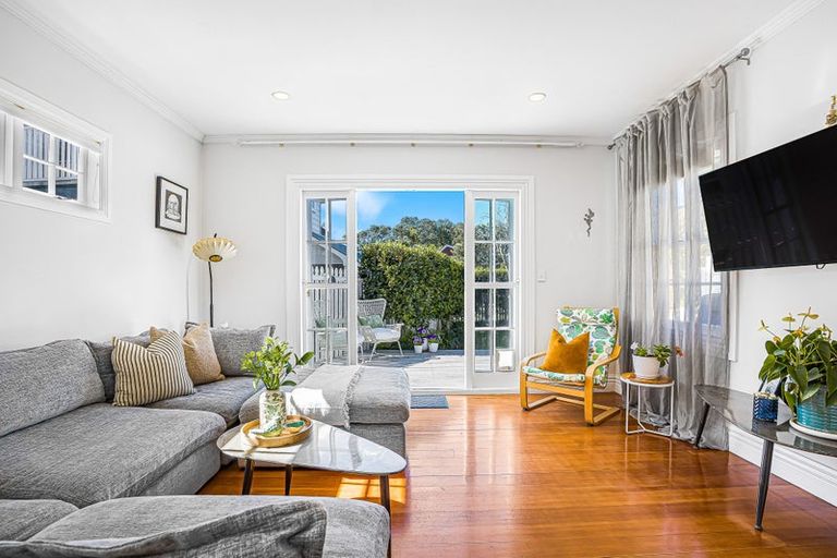 Photo of property in 4/14-26 Beach Road, Northcote Point, Auckland, 0627