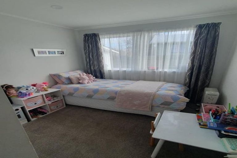 Photo of property in 33 Patts Avenue, Glendene, Auckland, 0602