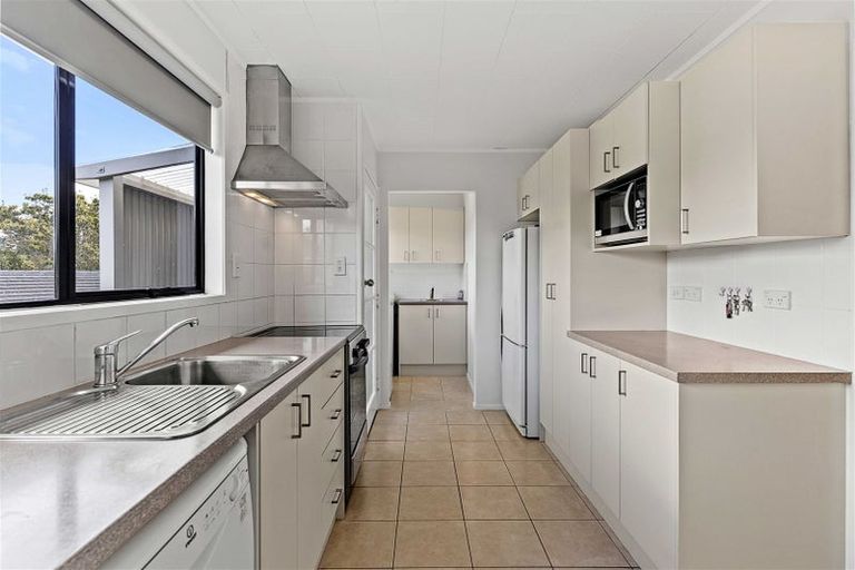 Photo of property in 1/86 Stanley Road, Glenfield, Auckland, 0629