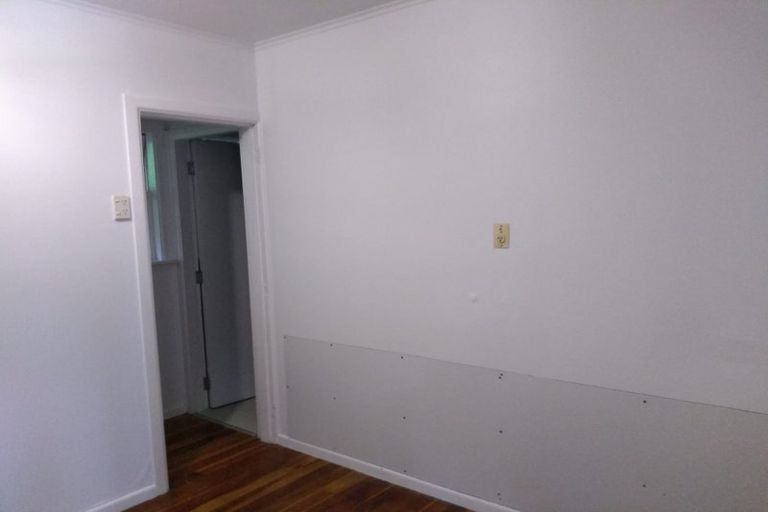 Photo of property in 15 Spenmoor Street, Newlands, Wellington, 6037