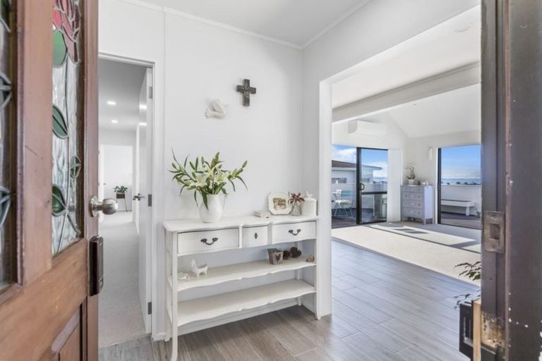 Photo of property in 52 Waiora Road, Stanmore Bay, Whangaparaoa, 0932