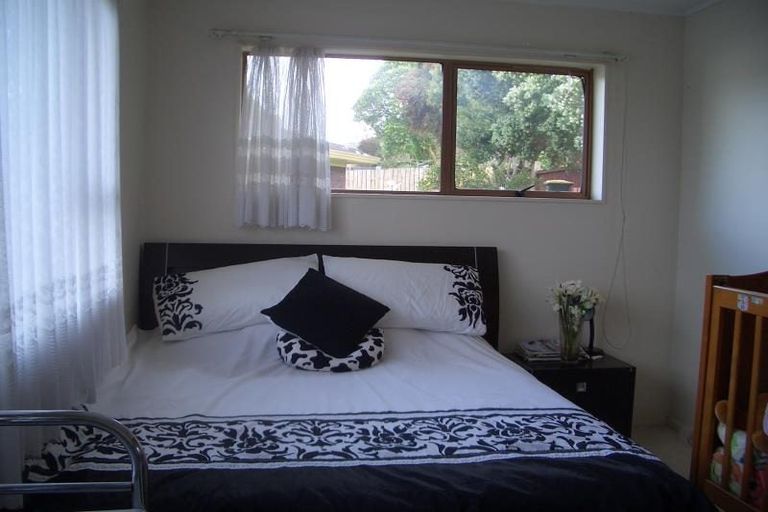 Photo of property in 2/15 Ballater Place, Highland Park, Auckland, 2010