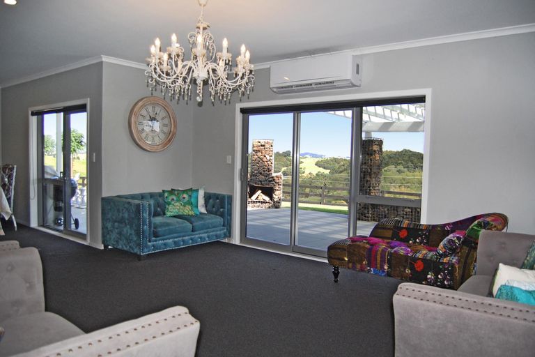 Photo of property in 7 Mountain Road, Kaiwaka, Maungaturoto, 0587